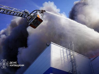 Рятувальники продовжують ліквідовувати наслідки обстріла Київщини
