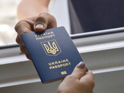  Виїзд українців за кордон: для людей озвучили інформацію про штампи на кордоні 