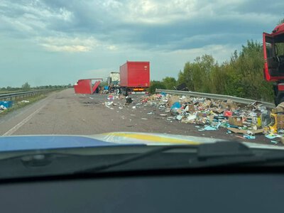 На трасі Київ-Чоп біля Корця зіткнулися вантажівки: рух у напрямку Рівного ускладнений