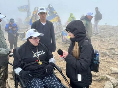 Незламна краса: як 24-річна закарпатка на кріслі колісному підкорила Говерлу