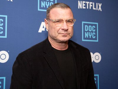 Голлівудський актор Лієв Шрайбер відвідав Солом’янський район після атаки РФ