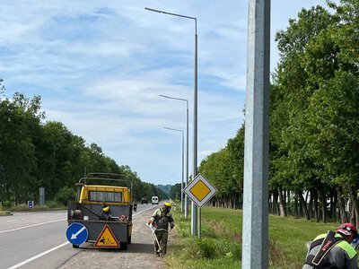 На Прикарпатті тривають сезонні роботи з утримання доріг державного значення