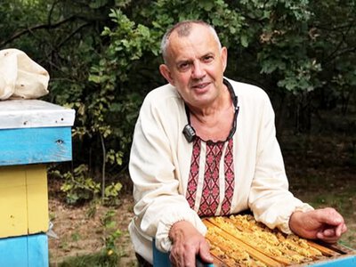 Зі старої пральної машини зробив медогонку, а мед із власної пасіки везе військовим на Донеччину: історія 68-річного Петра Парфенюка 