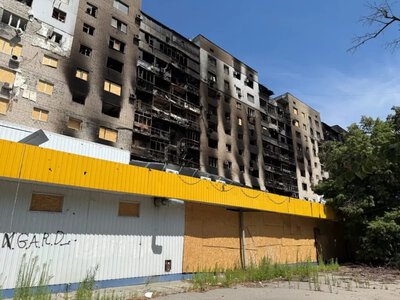 Шість людей заживо згоріли у херсонській дев’ятиповерхівці після атаки дронів РФ
