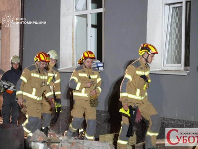 У Житомирі продовжуються аварійно-відновлювальні роботи на місці ворожого удару: рятувальники працюють уночі