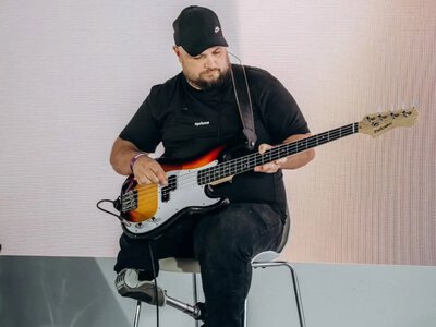 Авіатор Олександр Іванько після поранення у Полтаві грає у ветеранському гурті