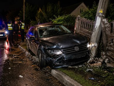 У Прилісному нетверезий водій Volkswagen в’їхав у паркан та електроопору