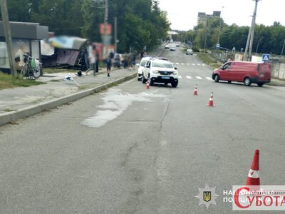 У Малині розслідують зіткнення автомобіля з будівлею магазину
