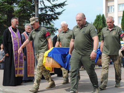 На Прикарпаття «на щиті» повернувся полеглий воїн Віталій Сташко