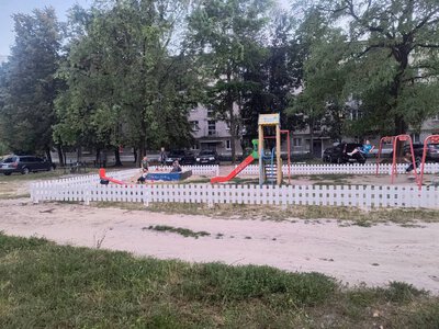 Жителі однієї з багатоповерхівок Шостки привели до ладу дитячий майданчик у своєму дворі