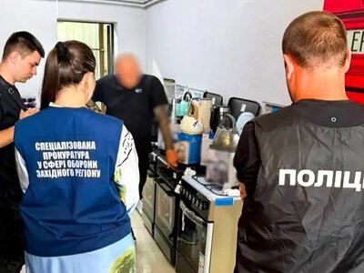 За 6000 тисяч доларів обіцяли відстрочку та зняття з розшуку: на Рівненщині затримали екскерівника ТЦК із спільником