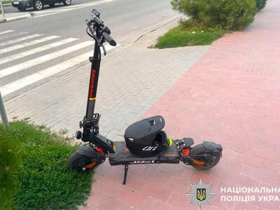 У Хмельницькому 15-річний водій електросамоката наїхав на жінку: вона зламала руку