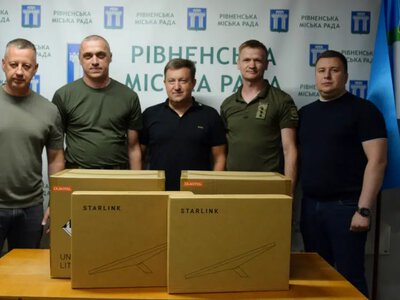Зарядні станції та Starlink: громада на Рівненщині передала допомогу військовим
