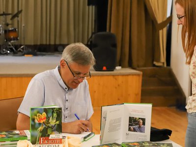 В Ужгороді презентували книгу, яка відкриває місто з несподіваного боку: 45 екзотичних дерев просто на вулицях