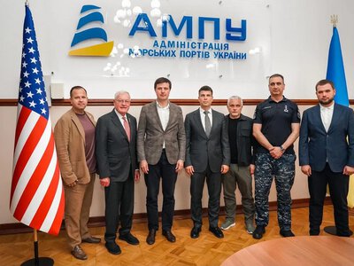 Кіт Келлог прибув в Україну з візитом та відвідав Одеський порт