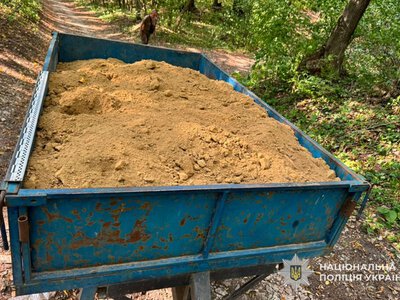 На Бучаччині чоловік незаконно видобував глину: поліція вилучила трактор