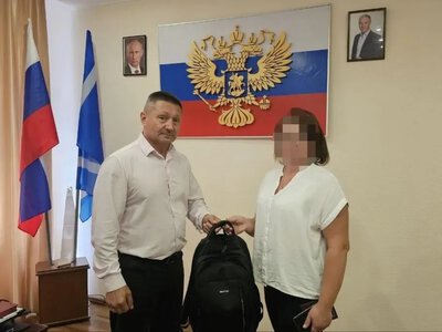 У Скадовську окупанти подарували шкільне приладдя родині російського військового