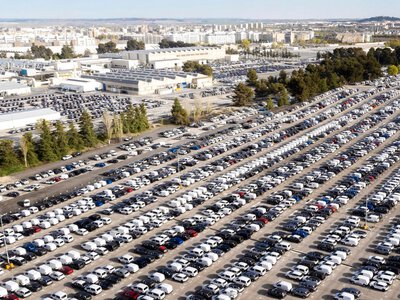 Вживані авто з-за кордону поставили рекорд року: які машини зараз у фаворі