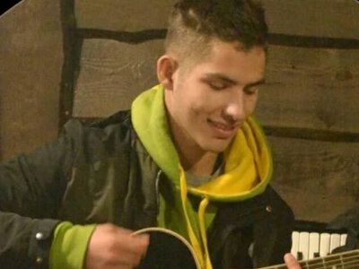Вчитель для дорослих і дітей: 20-річний чернігівець навчає всіх охочих гри на гітарі