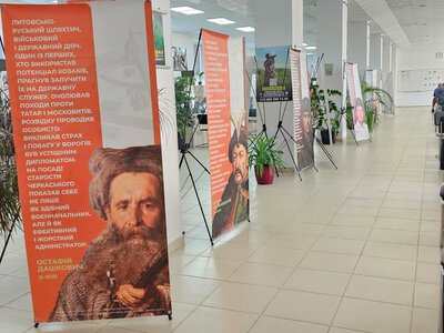 У Черкаському ЦНАПі до Дня Незалежності України встановили виставку “Герої Черкас”