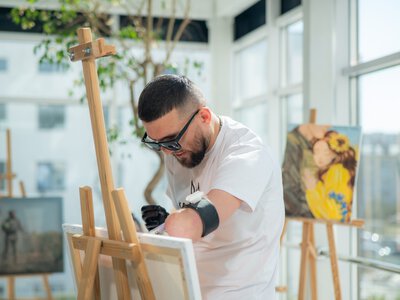 Картина ветерана Захара Бірюкова з'явилася на батончиках: з продажу збирають на реабілітацію в Superhumans
