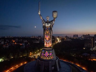 На Батьківщині-Матері запустили світлове шоу «Майбутнє пам’ятає»: коли дивитися