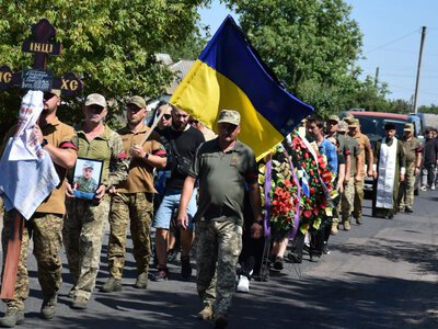 У Новосанжарській громаді попрощалися із 30-річним полеглим захисником Андрієм Соколенком