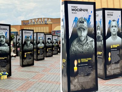 21 портрет полеглих Захисників України встановили на майдані Незалежності у Рівному