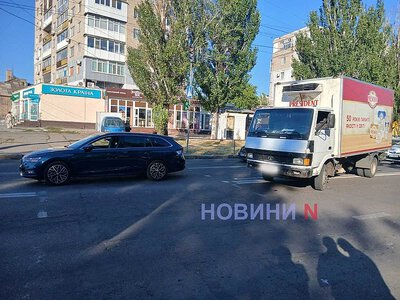 Вантажівка зіткнулася зі Skoda у Миколаєві