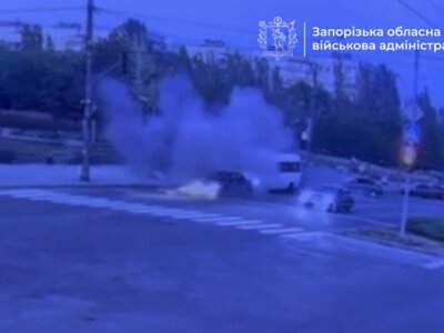 Російський дрон вдарив по маршрутці з людьми в Запоріжжі, є важкі поранені