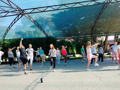 «Вік — це не цифра в паспорті»: у парку українки після 70 танцюють і заряджаються енергією