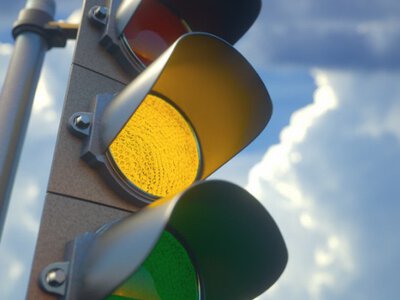 Автомобіль глухне на світлофорі? Ось що насправді відбувається з двигуном