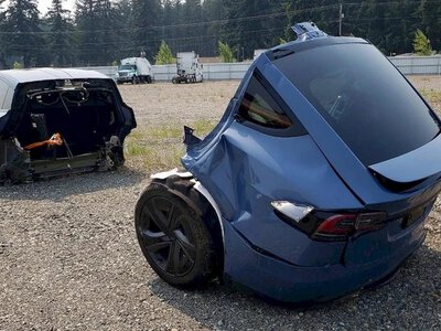 Розірвало надвоє: на продаж виставили Tesla після страшної ДТП (ФОТО)