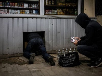 Чоловік обікрав кіоск, залізши через отвір для собак