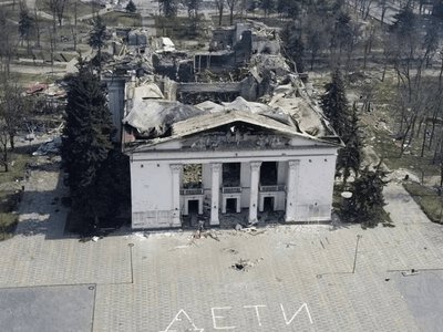 «Це місце злочину, а не декорація». росія випустила пропагандистський фільм про драмтеатр у Маріуполі