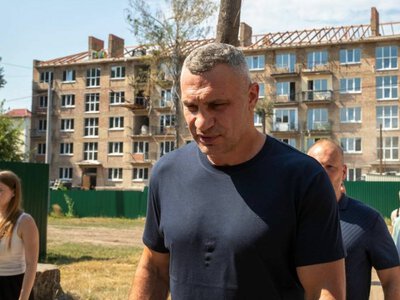 У Святошинському районі до жовтня відновлять 14 пошкоджених будинків: Кличко показав роботи