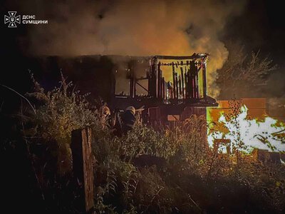 У Шостці після російського удару загорілася господарська будівля