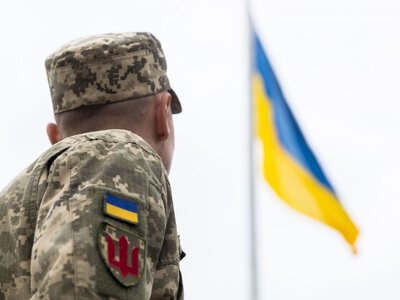 “Тримаємо його там, де важко”, — Драпатий привітав українців з Днем державного прапора