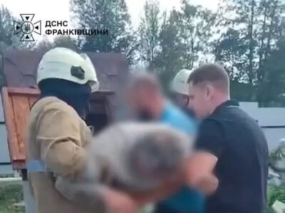 На Калущині рятувальники підняли чоловіка з колодязя