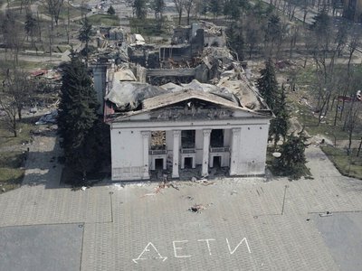 «Наруга над пам’яттю загиблих»: рф випустила пропагандистський фільм про драмтеатр у Маріуполі...