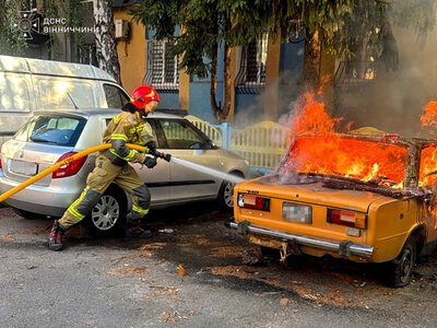 У Вінниці загорівся припаркований легковик