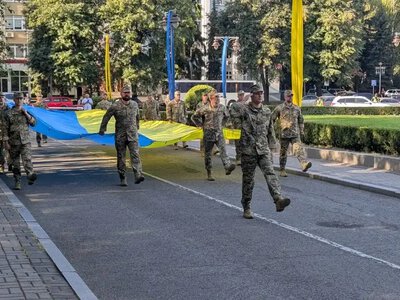 У Рівному в День Державного Прапора підняли найбільший стяг області (ВІДЕО)