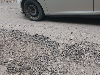 Одні дороги ремонтують, а інші — руйнують