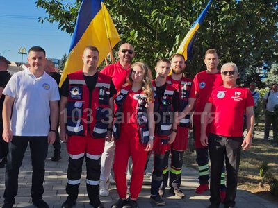 Синьо-жовтий — там, де рятують життя: медики Закарпаття долучилися до відзначення Дня Державного Прапора