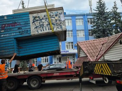 У Рівному демонтували дві занедбані тимчасові споруди