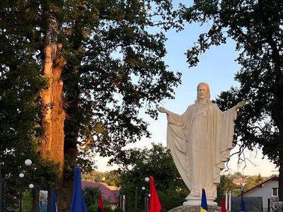 Від благодійних вечорів — до Алеї Слави: у Солотвині оновили прапори над банерами Героїв