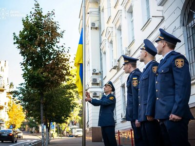 Рятувальники Херсонщини підняли Державний Прапор України