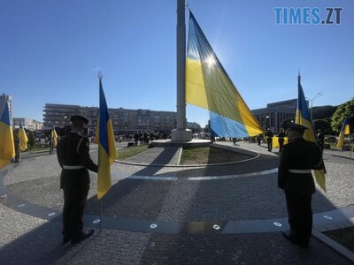 День Державного прапора у Житомирі: урочистості, вшанування Героїв, перформанс та велопробіг (ФОТО) | Times ZT