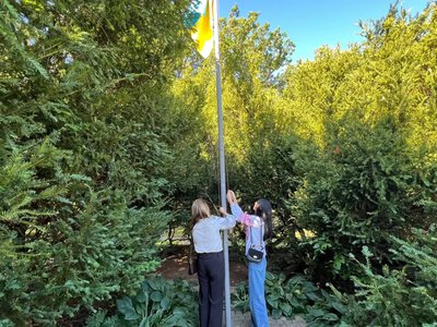 Символ надії та віри: у Моршині підняли Державний Прапор України