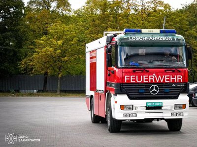 Пожежний Mercedes-Benz для Закарпаття: рятувальники отримали потужну техніку від австрійських партнерів